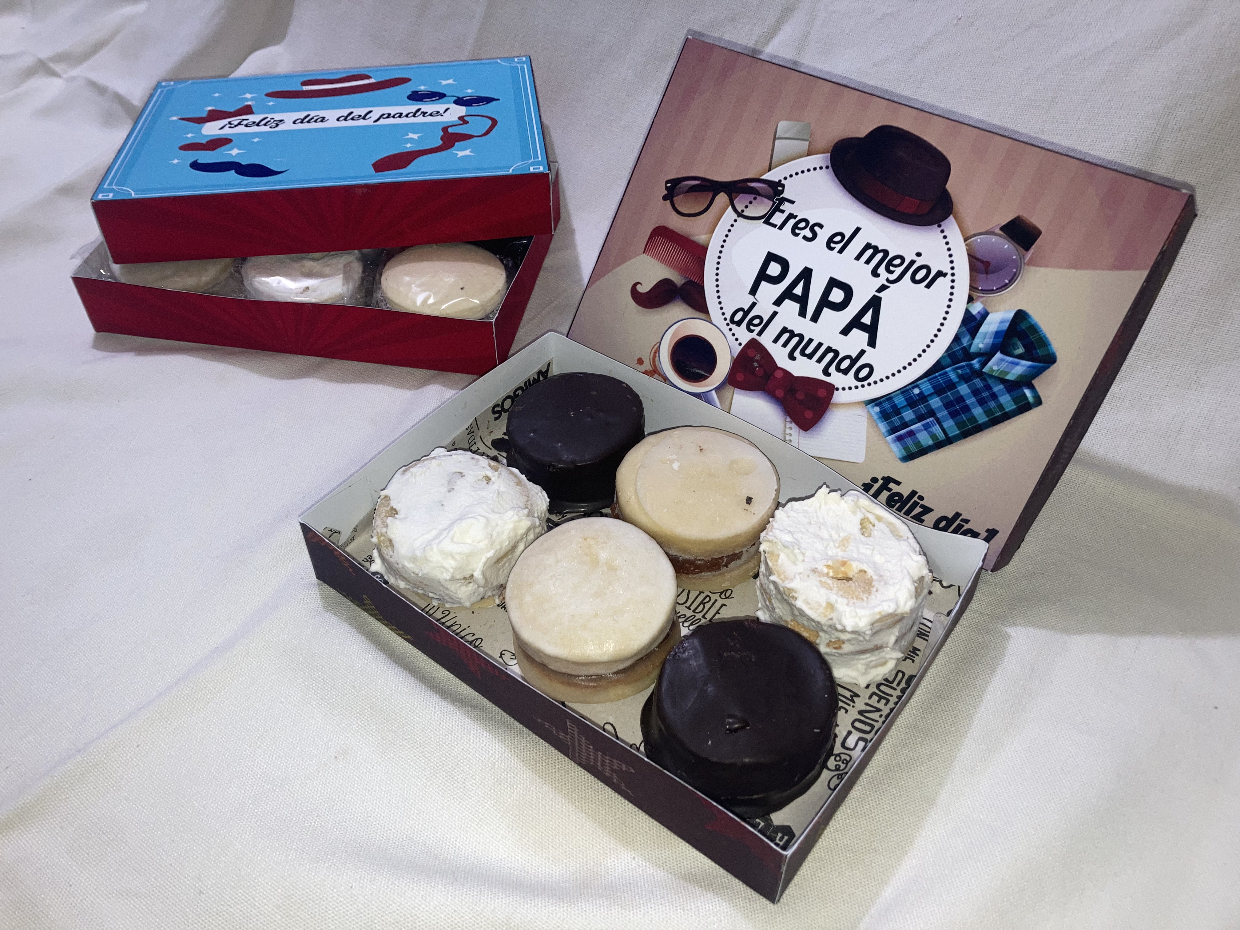 Alfajores rellenos con dulce de leche, cubiertos de chocolate y decorados a mano.