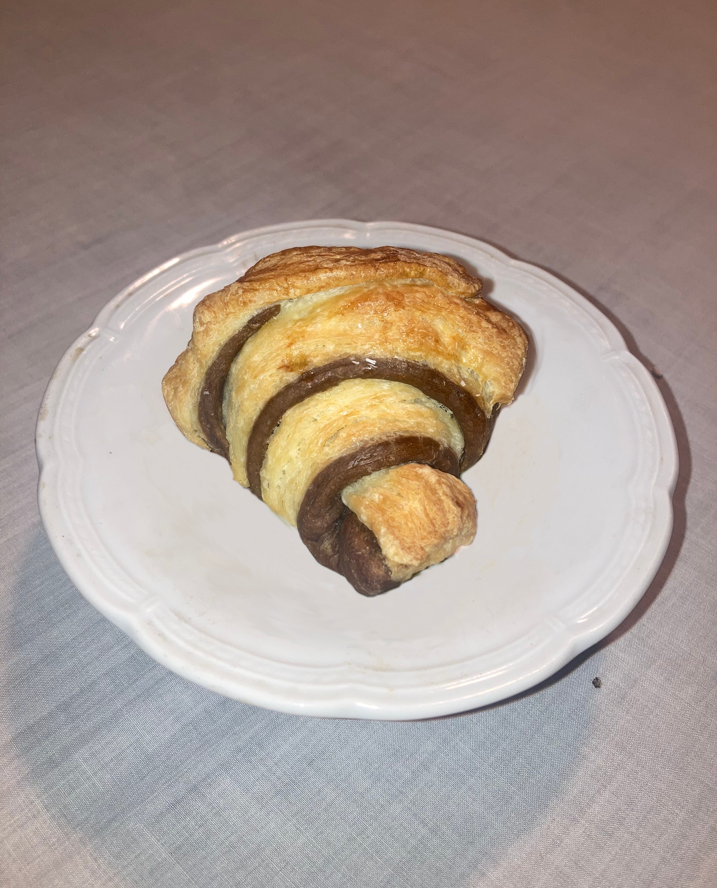 Medialuna de chocolate, perfecta para el desayuno o la merienda.