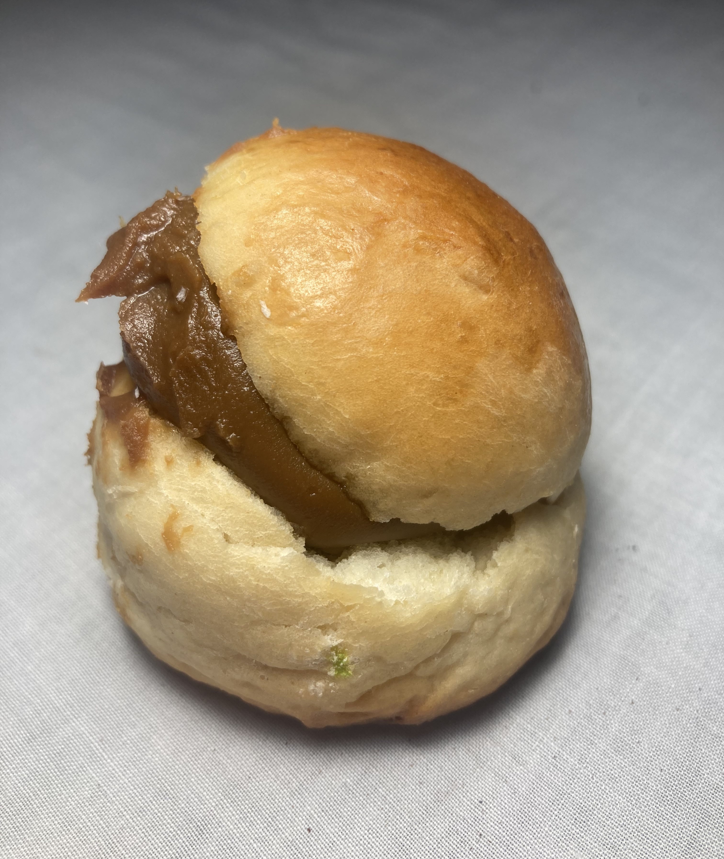 Pancito relleno de dulce de leche, perfecto para el desayuno o la merienda.