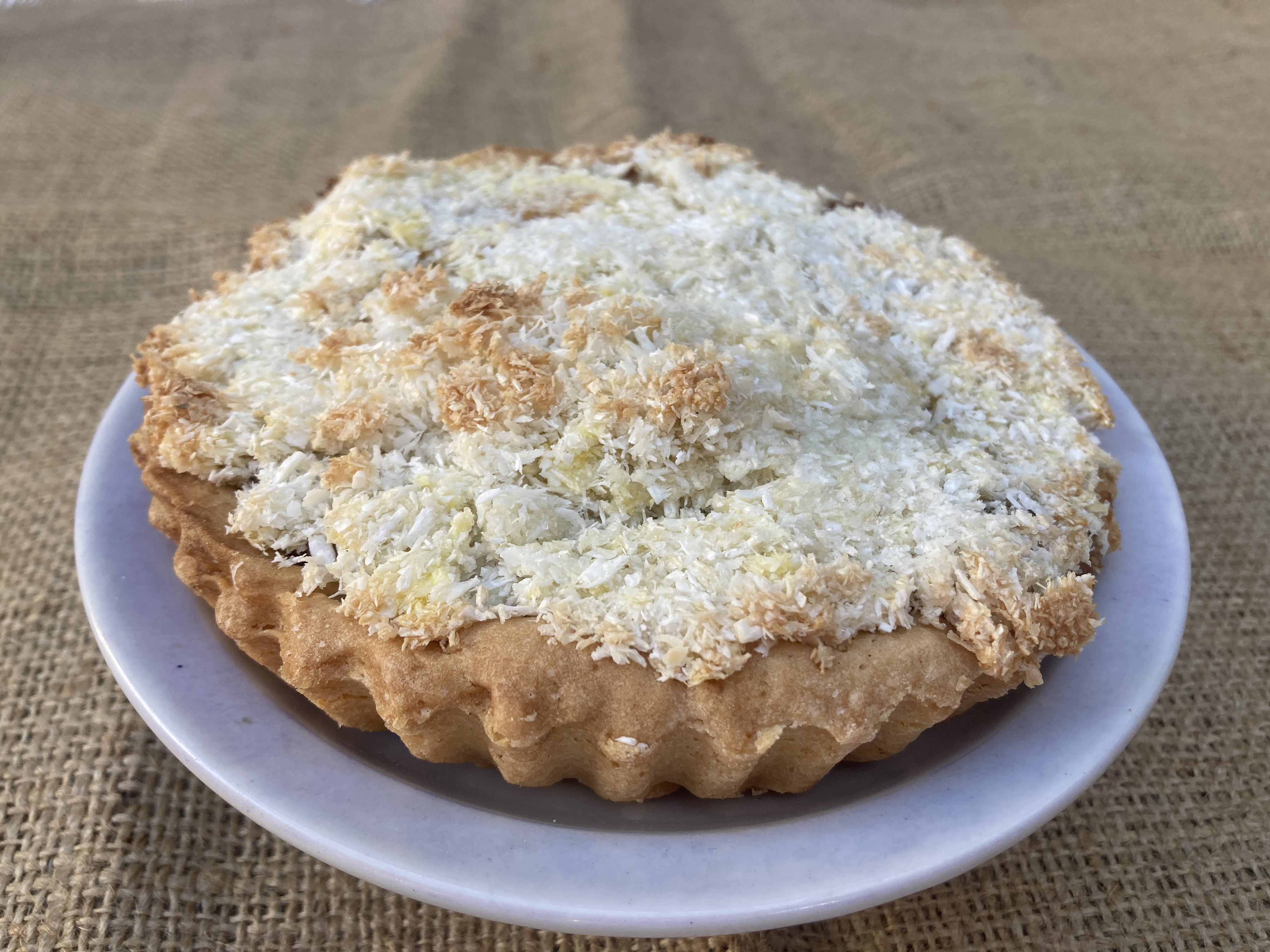 Torta de dulce de leche con decoración temática de coco, perfecta para los fanáticos del coco.