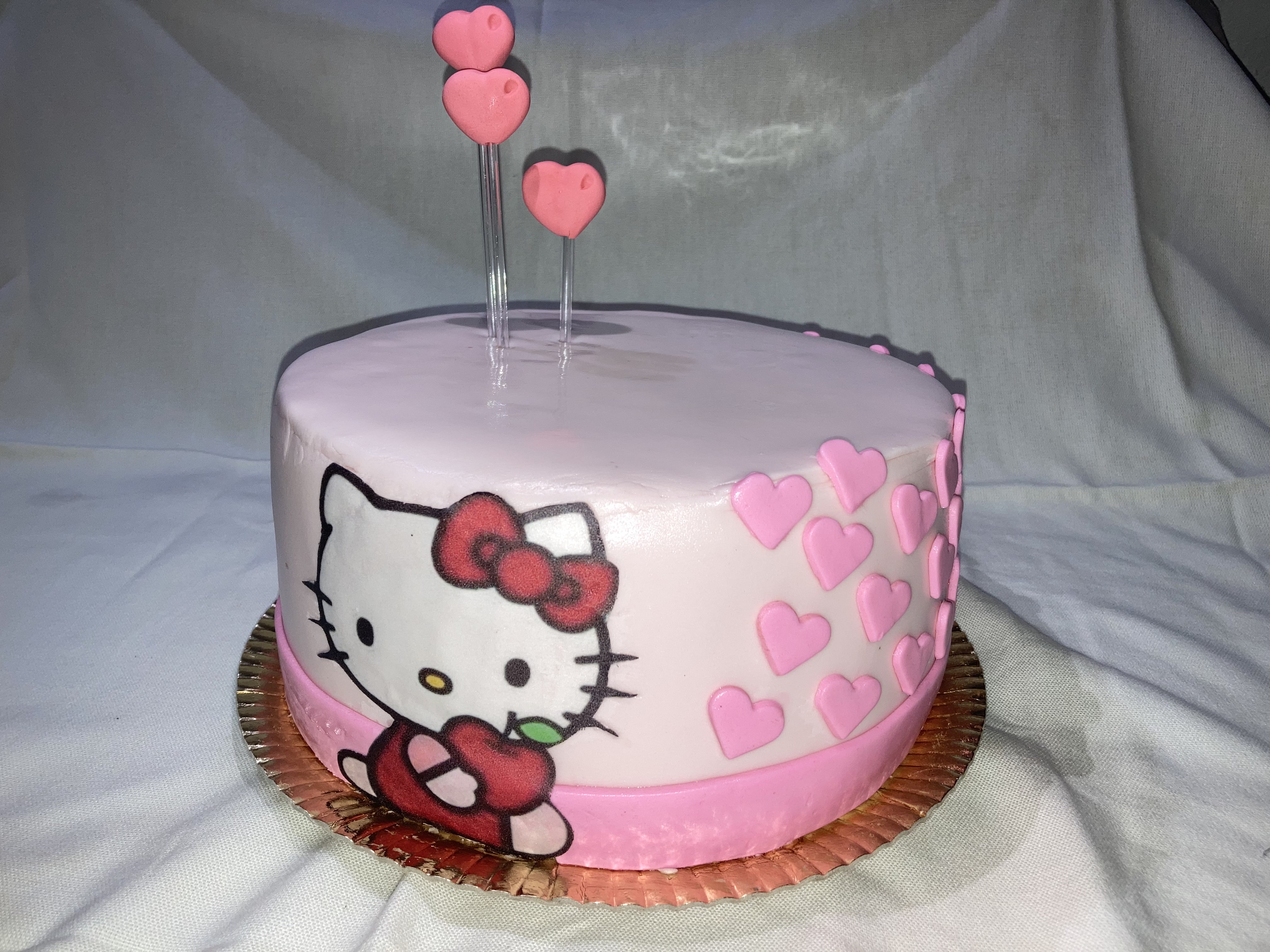 Torta de vainilla decorada con temática de Hello Kitty, perfecta para los fanáticos de la famosa gatita.
