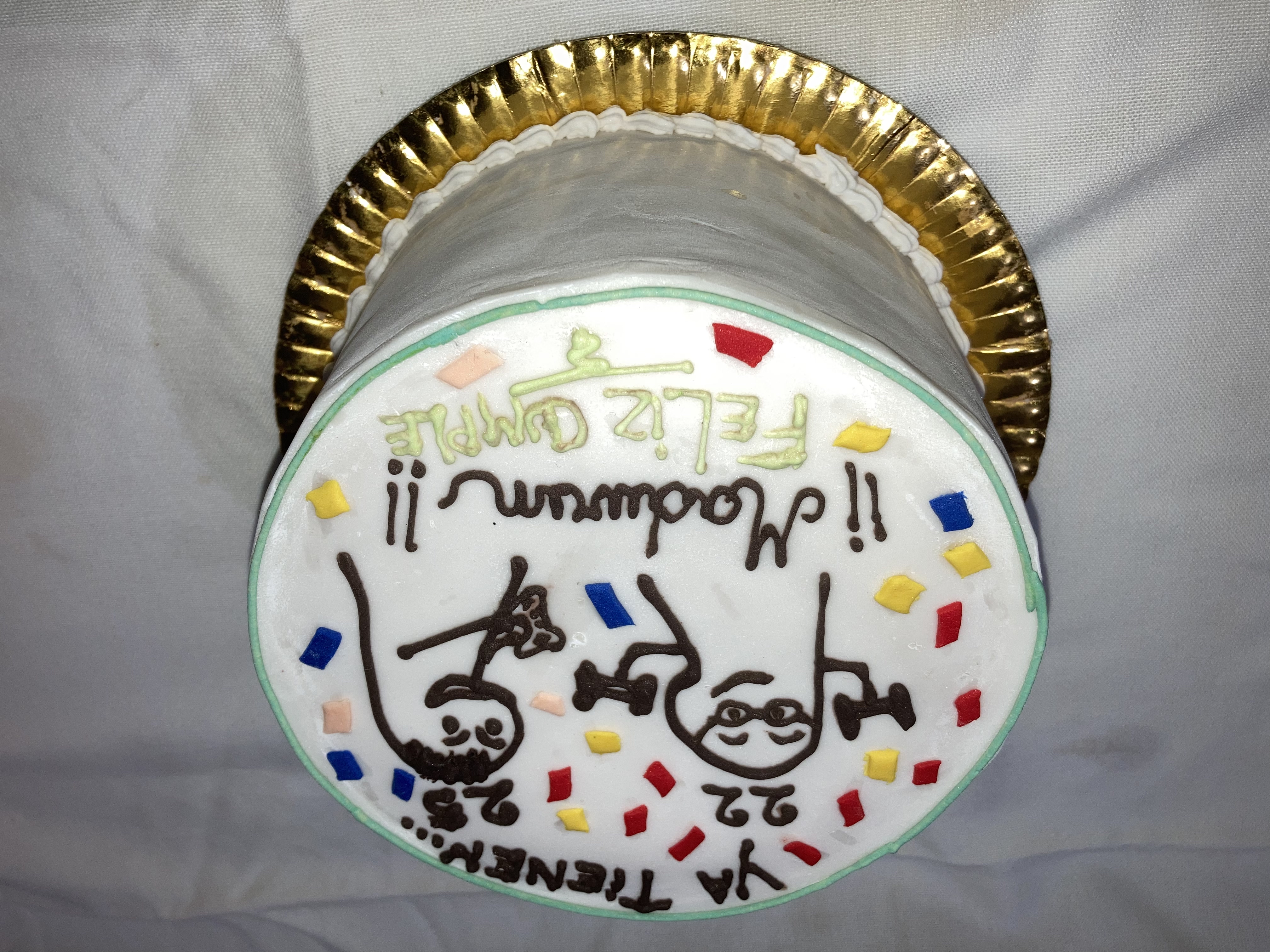 Torta de dulce de leche con decoración temática de los Hermanos, perfecta para los fanáticos del superhéroe.