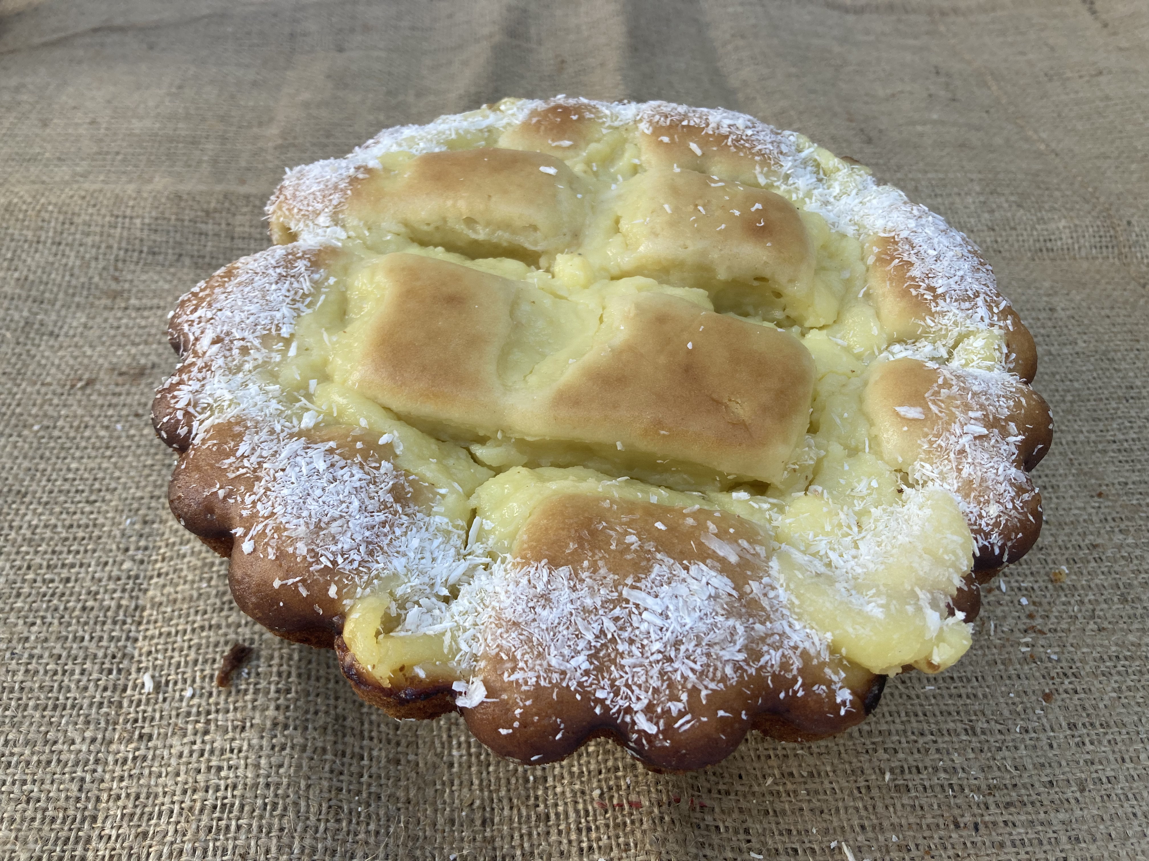 Torta de dulce de leche con decoración temática de copos de chocolate, perfecta para los fanáticos del chocolate.
