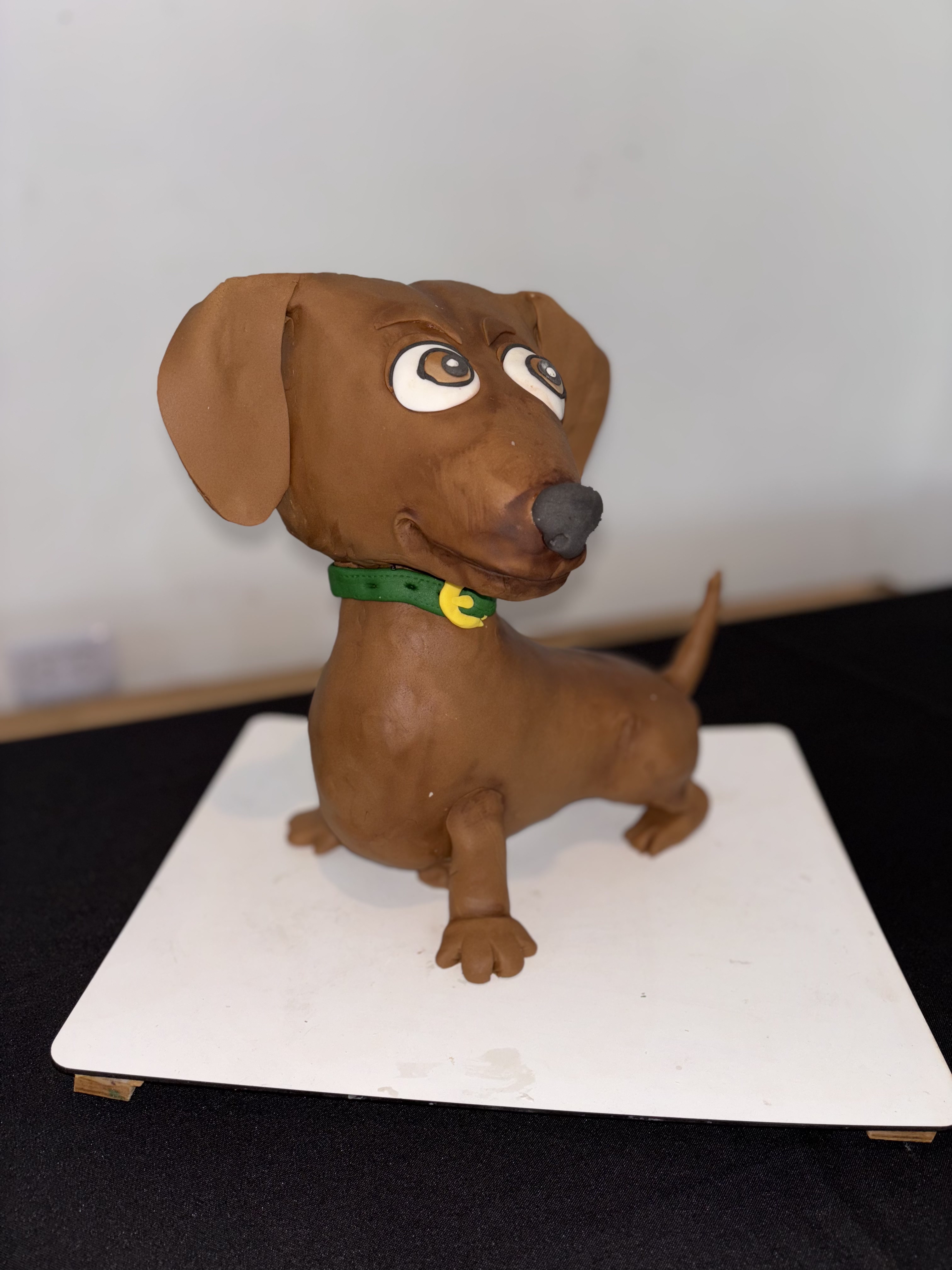 Torta rellena de crema y decorada con temática de perros, perfecta para celebrar el cumpleaños de tu mascota.