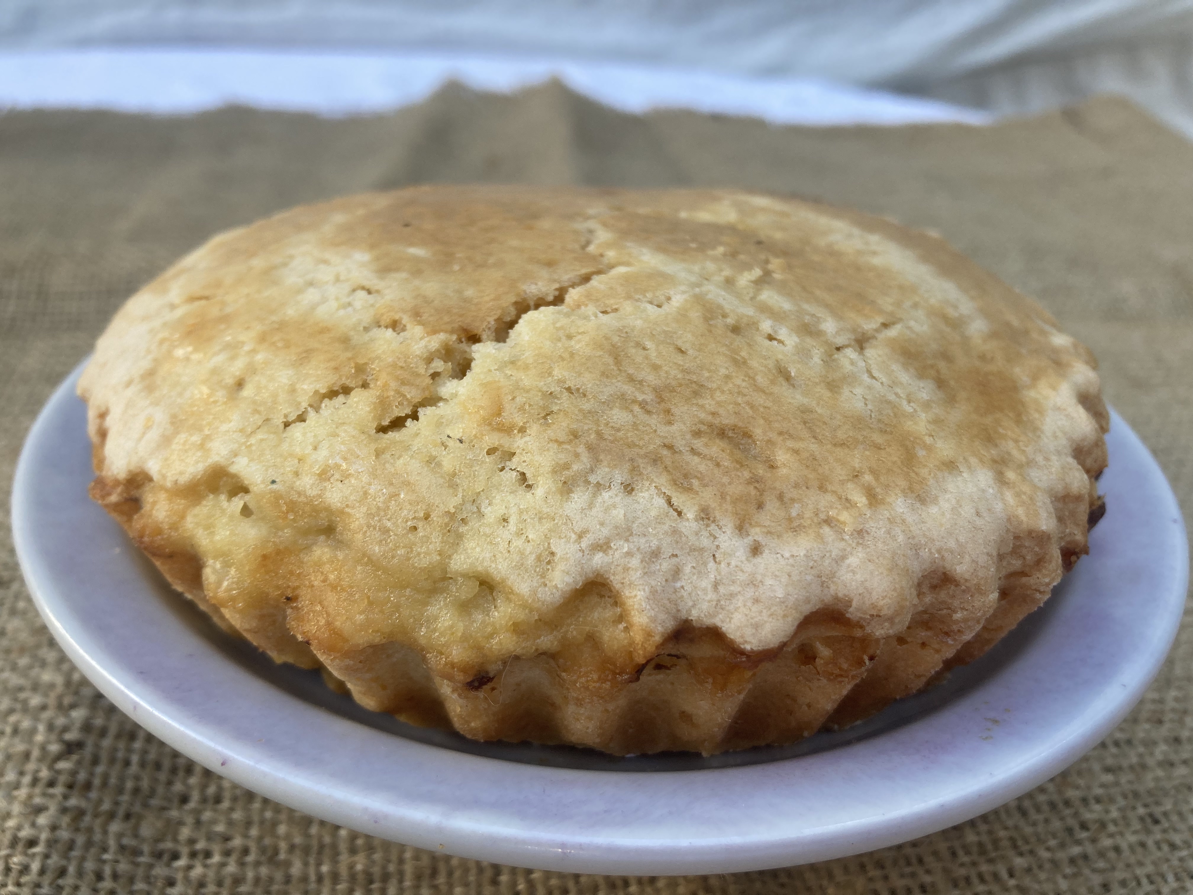 Torta de ricota con decoración temática de copos de chocolate, perfecta para los fanáticos del chocolate.
