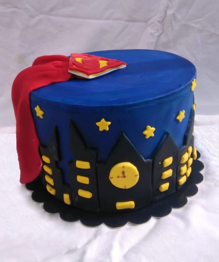 Torta de dulce de leche con decoración temática de Superman, perfecta para los fanáticos del superhéroe.